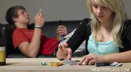 青少年滥用药物是很难识别的迹象和青少年药物滥用者经常隐藏他们的瘾。了解青少年药物滥用,看看你的孩子需要青少年药物康复治疗。