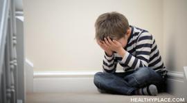 儿童的PTSD是真实的。了解任何年龄段的儿童在Healthypeplace.com上的原因，症状，效果和治疗
