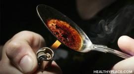 海洛因的俗称包括“中国白”和“smack”，通常也会提到“黑焦油海洛因”。学习海洛因的俚语。