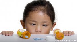 双相药物以各种方式影响儿童。有些是正面的，有些不是。了解HealthyPlace的完整细节。