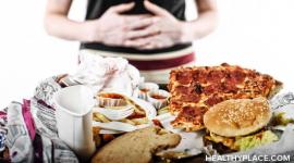 你的饮食，你吃什么和喝酒，可以为抑郁症做出贡献。以下是关于饮食与抑郁症之间关系的指导。