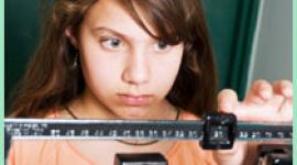 找出是什么导致饮食失调，例如青少年的厌食症和贪食症。还包括运动和饮食失调。