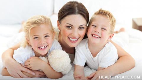 在为人父母的同时处理童年的创伤是很棘手的。要做一个父母，不给孩子留下创伤是很难的。在HealthyPlace获取更多信息。