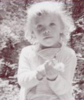 从3岁开始，安妮·约翰逊·戴维斯就被下药，被迫忍受数小时的仪式折磨，作为魔鬼崇拜的象征性祭品。在HealthyPlace心理健康电视上观看她的故事