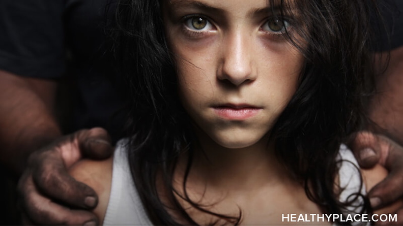 安妮·约翰逊·戴维斯，《地狱减去一个》的作者，分享了她从父母的邪恶仪式虐待中幸存下来的故事。看我们的采访。