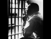 马丁·路德·金博士经常冒着坐牢的危险使用非暴力手段来确保所有人的平等。对一些人来说，他的梦想直到今天仍然是梦想。