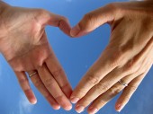 莱昂·布罗卡的照片中，两只手形成了一个心形，象征着爱。
