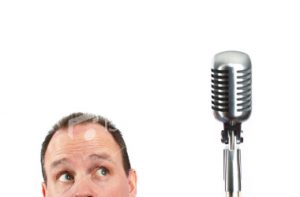 学习如何兴奋可以缓解表现焦虑。一项新的研究表明，保持冷静可能对缓解表现焦虑无效。