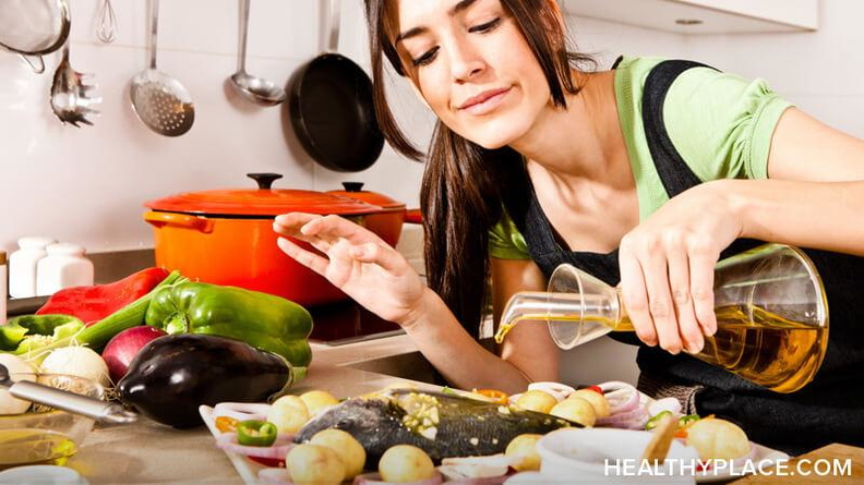 如果你正在饮食失调的恢复期，你是否发现很难在食物面前感到舒适?这里有3个建议可以帮助你重新适应食物。