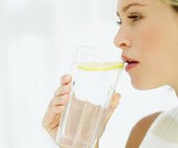 如果你感觉行动迟缓，身体不适，你应该尝试水排毒。这真的有用!阅读更多关于为什么我们应该用水排毒以及如何排毒。