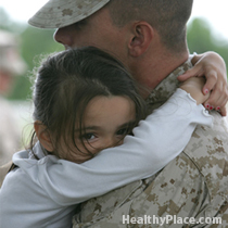 有战斗PTSD的退伍军人的孩子也可以遭受PTSD的症状。战斗PTSD对儿童的影响范围从焦虑到戒断。