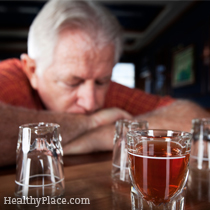 人们不会想到他们的祖父母酗酒，但最近的一项调查显示，老年人酗酒惊人地普遍。