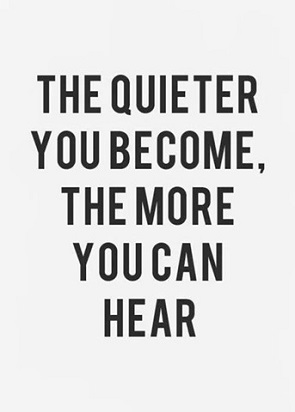 为了减少焦虑，重要的是闭上嘴，安静地倾听。当焦虑如此吵闹和刻薄时，我们如何能闭上嘴，安静地倾听?