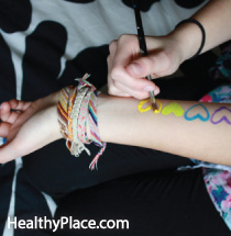 自我伤害可能是毁灭性的，但行为有替代品。了解三种自我伤害的替代品。