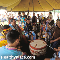 美国原住民社区的心理健康需要围绕三个关键主题。美洲原住民社区应该得到更好的心理保健。读这个。