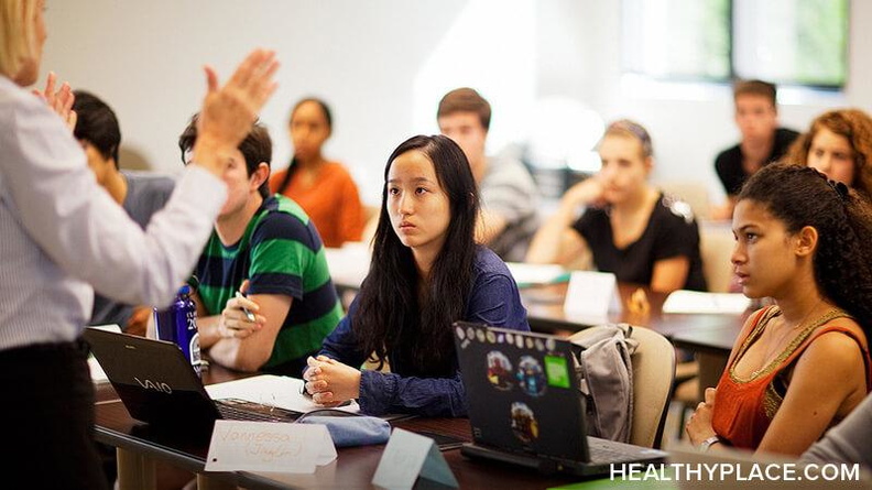 我们需要让心理健康教育成为公立学校的必修课。健康的成年人从课堂开始，美国没有理由不能这样做。