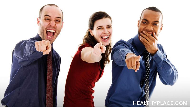 施虐者把言语虐待伪装成笑话，但即使这个笑话让施虐者(和其他人)发笑，也并不好笑。你不太敏感。这是言语虐待。